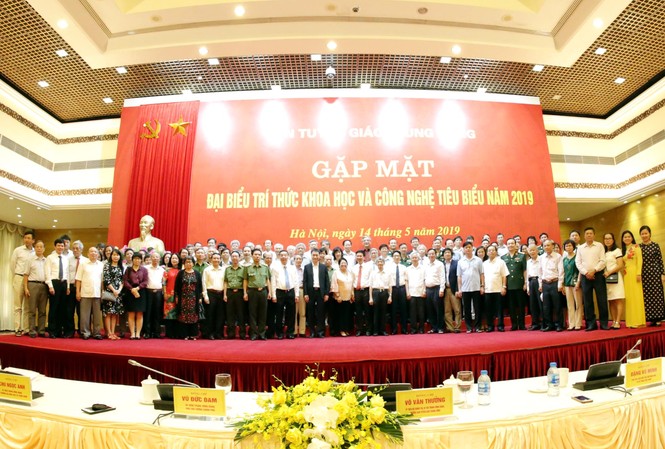 Không để nhà khoa học phải sáng tác số liệu Ông Võ Văn Thưởng chụp ảnh kỷ niệm cùng 100 đại biểu trí thức trong buổi gặp mặt sáng qua