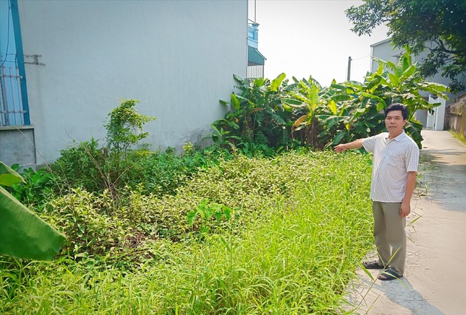 Bán đất sai quy hoạch, 14 năm dân chờ sổ đỏ Ông Hoàng Trọng Dương và khu đất mua 14 năm không làm được sổ đỏ. ảnh: Hoàng Long