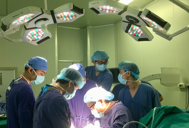 Lần đầu tiên dùng vít kim loại tự tiêu nối xương PGS. Chee Yu - Han và bác sĩ BV Việt Đức phẫu thuật cho bệnh nhân T.