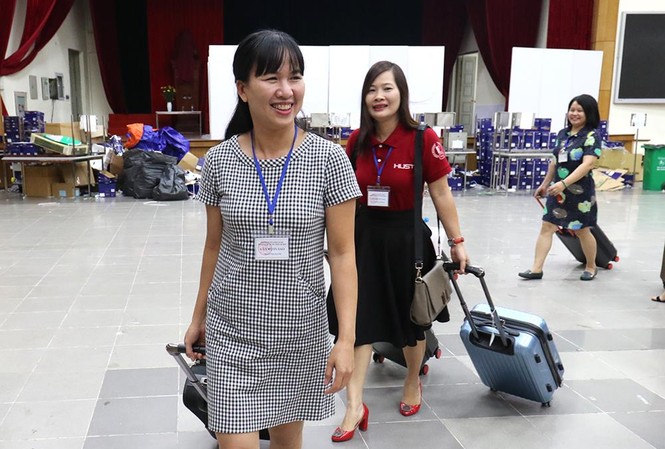 Vào nơi bí mật nhất kỳ thi, 3 vòng bảo vệ, 14 ngày không có mặt trời Nụ cười của cán bộ sao in đề thi sau khi được “thả” ra ngoài Ảnh: Như Ý