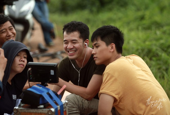 Chuyện về người thân của cặp đôi đồng tính Trịnh Đình Lê Minh (thứ hai từ phải sang) trên trường quay Ảnh: nhân vật cung cấp