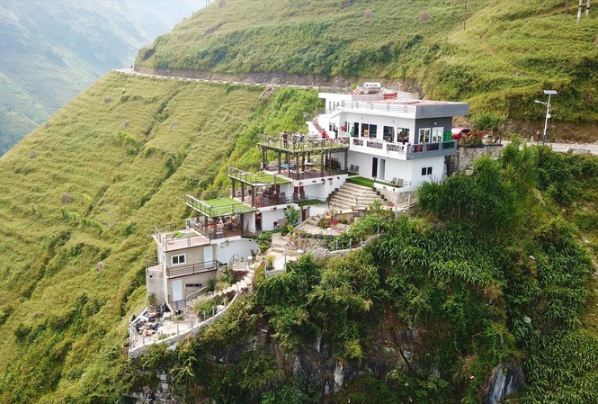 Chủ công trình Panorama Mã Pì Lèng: 'Cấp trên bảo làm thì làm' Công trình được xây dựng rầm rộ nhưng không được chính quyền quản lý Ảnh: Hoàng Dương