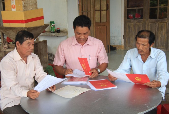 Lộ diện 1500 thửa đất bị 'cấp nhầm' sổ đỏ Hiện chính quyền huyện Bình Sơn đang tập trung hướng dẫn người dân làm thủ tục để được cấp lại sổ đỏ Ảnh: Nguyễn Ngọc