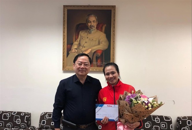 Lực sỹ Vương Thị Huyền và giấc mơ Olympic Tổng biên tập Lê Xuân Sơn trao thưởng cho VĐV Vương Thị Huyền ảnh: H.M