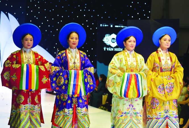 Đổ tiền tỷ chơi trang phục cung đình NSND Lan Hương (từ trái qua), NSƯT Thùy Liên, NSND Minh Hòa, NSND Hoàng Cúc mặc áo Nhật Bình của Ỷ Vân Hiên