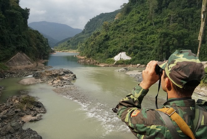 Trạm biên phòng nơi sông Đà chảy vào đất Việt Tại ngã 3 sông Đà - Nậm Na, đồn biên phòng quản lý 2 cột mốc và phía Trung Quốc quản lý 1 cột (phần bê tông màu trắng gần giữa ảnh)