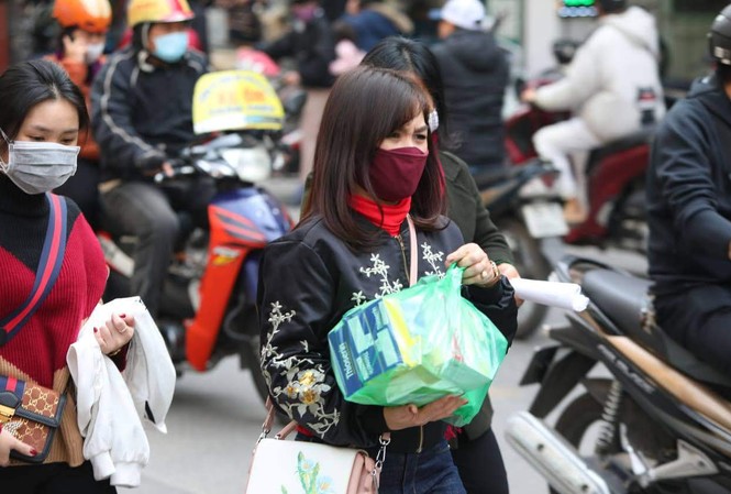 Bộ Y tế cập nhật thông tin mới nhất về dịch corona Người dân Thủ đô đeo khẩu trang tại nơi công cộng ảnh: mạnh thắng