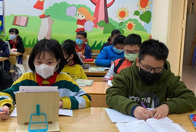 Phòng ngừa virus corona, Sở Giáo dục Hà Nội họp đột xuất với hiệu trưởng Học sinh nhiều trường tại Hà Nội đeo khẩu trang trong giờ học