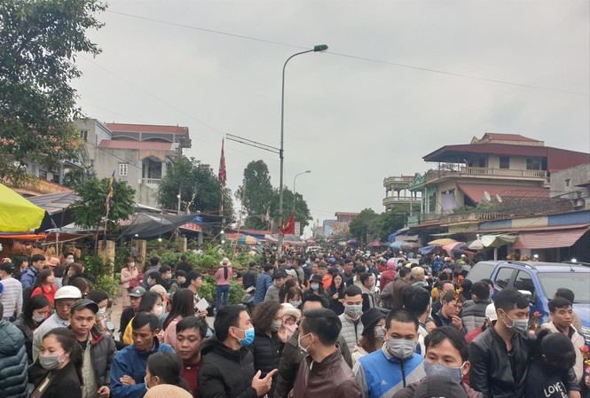 Hàng vạn người đổ về chợ Viềng Bất chấp dịch, chợ Viềng vẫn đông chặt người đổ về