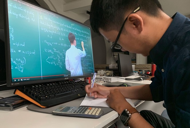 Dạy trực tuyến thời chống dịch: Còn nhiều vướng mắc Học sinh, sinh viên Hà Nội học trực tuyến ảnh: minh trí