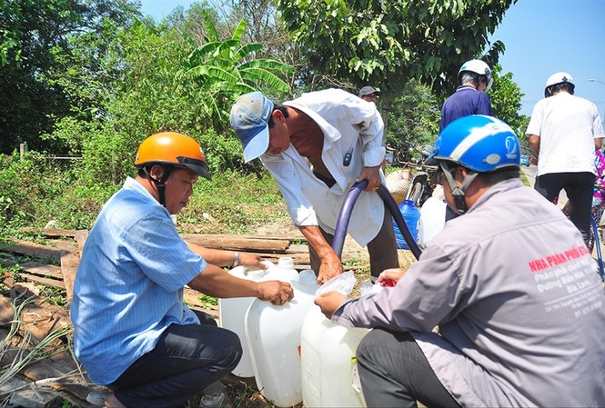 Đấu tranh lấy nước ở thượng nguồn Mekong Người dân nhiều địa phương ở ĐBSCL chắt chiu từng giọt nước trong thời kỳ hạn mặn Ảnh: Hòa Hội