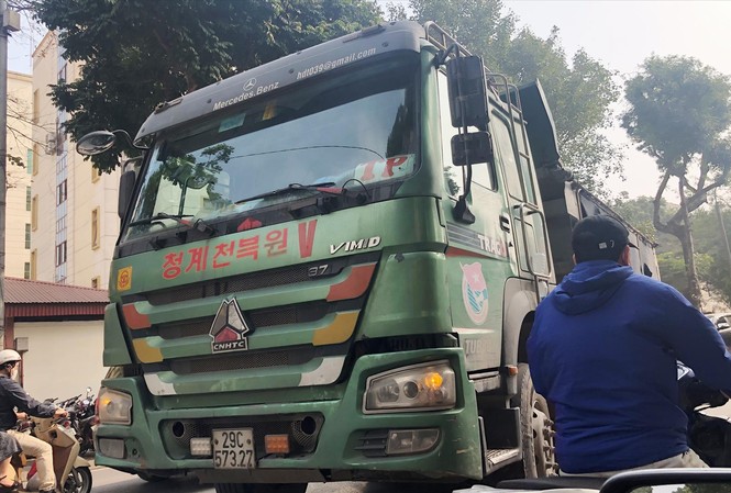 Vụ xe 'hổ vồ' náo loạn phố cấm: Yêu cầu tạm dừng để rà soát Xe tải phục vụ công trình 43 Hai Bà Trưng chạy ngược chiều trên đường
