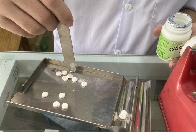 Phải thở máy vì uống thuốc sốt rét phòng Covid - 19 Giá thuốc sốt rét đang tăng mạnh vì nhiều người tự đi mua loại thuốc bán theo đơn này để phòng Covid -19 ảnh: p.v