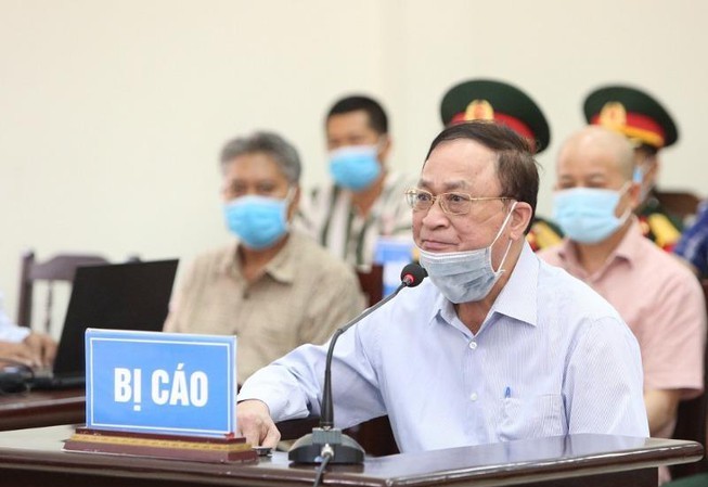 Quan sát nghị trường: Thò ra, rút vào Cựu đô đốc Nguyễn Văn Hiến hầu tòa