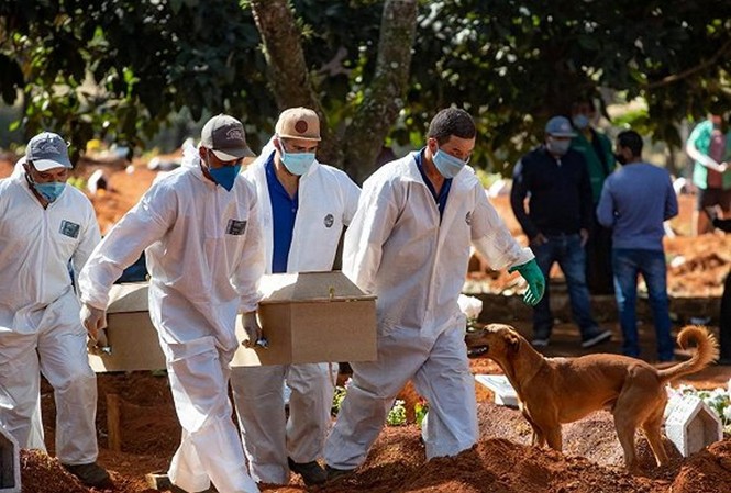 Brazil đứng thứ 2 thế giới về số ca mắc COVID-19 Các nhân viên nghĩa trang phải làm việc cật lực để mai táng hết số người chết mỗi ngày