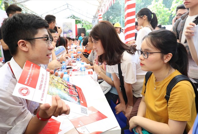 Tuyển sinh ĐH 2020: Chỉ tiêu xét kết quả thi tốt nghiệp THPT giảm mạnh Ngày hội tư vấn tuyển sinh 2019 Ảnh: Như Ý
