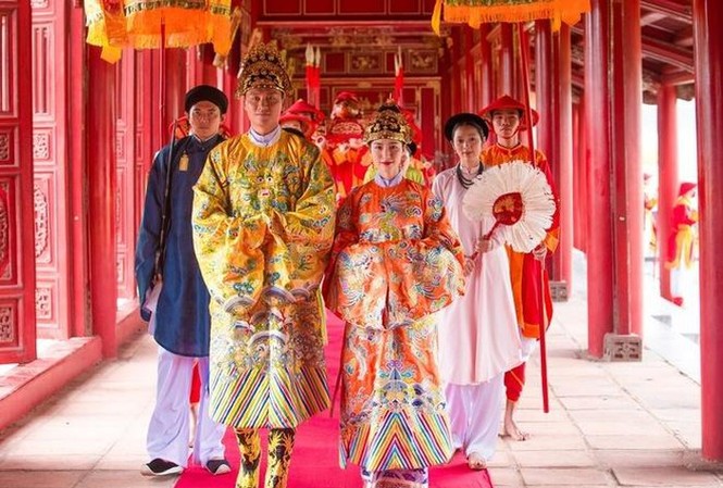 Khó như 'cày' trên 'đất' cổ trang Một cảnh trong MV “Không thể cùng nhau suốt kiếp”