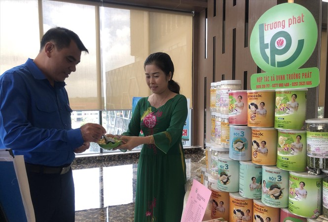 Chị Nguyễn Thị Bích Lệ - Giám đốc HTX Dịch vụ Nông nghiệp Trường Phát giới thiệu các sản phẩm từ sen Ảnh: U.P 