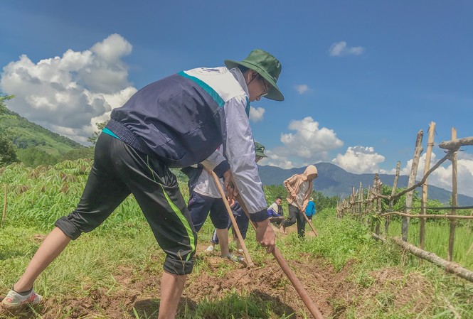 Cống hiến sức trẻ: ‘Vượt nắng, thắng mưa’ đổi thay Đăk Na Sinh viên tình nguyện ĐH Mở TPHCM làm đường lên khu sản xuất thôn Đăk Riếp,
xã Đăk Na, huyện Tu Mơ Rông (Kon Tum) ẢNH: NVCC