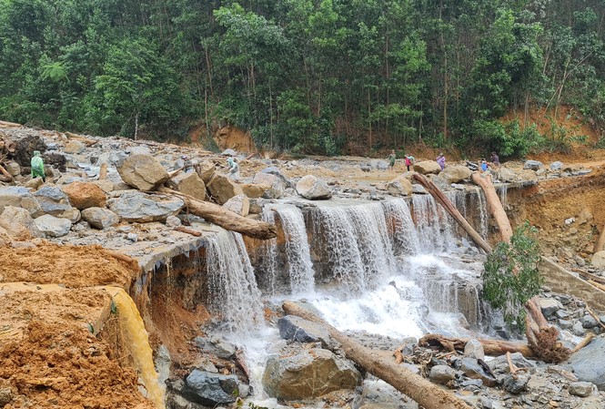 Xuyên tâm bão, lũ… Đồi núi sạt lở ở Trà Leng (Nam Trà My) ảnh: Cảnh Huệ