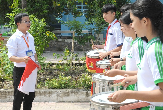 Gieo chữ nơi cách trở Thầy Triệu Văn Huynh (trường THCS Châu Văn Liêm) hướng dẫn đội trống Đội của trường tập luyện Ảnh: Xuân Tùng