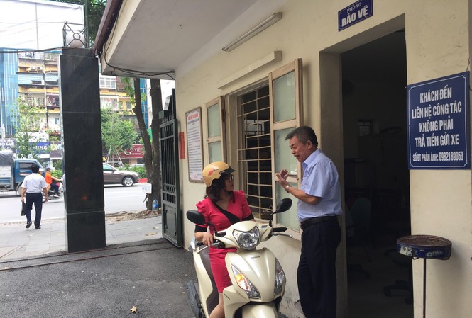 Thu tiền gửi xe ở cơ quan công quyền: Ghi rõ 'miễn phí' trên vé xe Sở Lao động thương binh và xã hội Hà Nội lắp thêm biển bảng miễn phí vé gửi xe, ghi số đường dây nóng