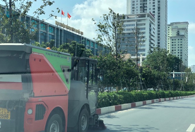 Đất cát đầy đường Hà Nội, quét hút càng thêm bụi Hà Nội bụi mù trời, người dân tha thiết đề nghị rửa đường