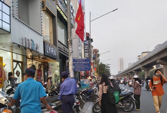 Công an Nam Từ Liêm hồi âm vụ 'người đi bộ vẫn bị đẩy xuống đường' Người đi bộ bị đẩy xuống lòng đường, tiềm ẩn nguy cơ tai nạn