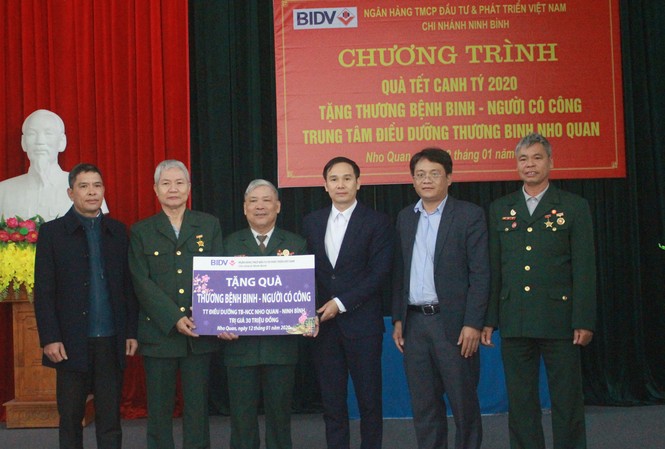 Chúc Tết, trao quà cho thương, bệnh binh tại Ninh Bình và Thái Bình Đoàn công tác trao quà tại Trung tâm điều dưỡng Thương binh Nho Quan