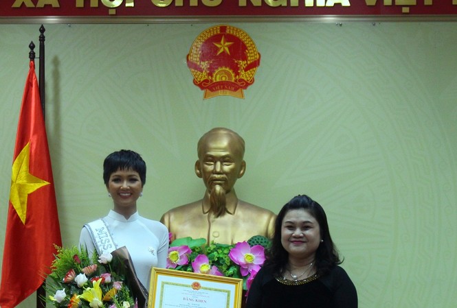 H’Hen Niê được chào đón nồng nhiệt ở quê nhà Đắk Lắk H’Hen Niê được chào đón nồng nhiệt ở quê nhà Đắk Lắk