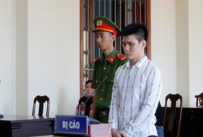 Thấy vợ bị chửi, nam thanh niên rút dao giết người Bị cáo LInh tại phiên tòa.