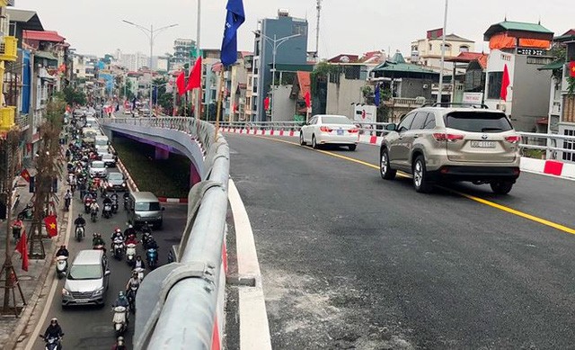 Hệ thống thoát nước cầu vượt 300 tỷ liên tục rò rỉ sau mưa Cầu vượt nút giao An Dương - Thanh Niên (Hà Nội) vừa thông xe tháng 10/2018 đã có dấu hiệu xuống cấp.
