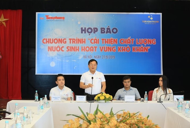 'Cải thiện chất lượng nước sinh hoạt cho vùng khó khăn' đến với 30 tỉnh, thành Nhà báo Lê Xuân Sơn, Tổng biên tập báo Tiền Phong phát biểu khai mạc chương trình. Ảnh - Như Ý