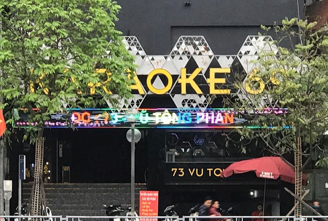 Nhiều quán karaoke và massage vẫn hoạt động sau tuyên bố của Chủ tịch Hà Nội Nhiều quán Karaoke và massage vẫn hoạt động sau tuyên bố của chủ tịch Hà Nội