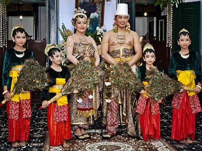 Dân Indonesia xuống đường mừng đám cưới công chúa Dân Indonesia xuống đường mừng đám cưới công chúa
