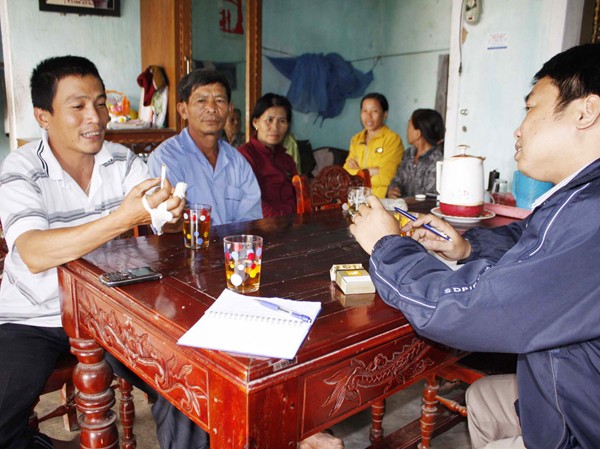 Nghi điếu thuốc phát nổ có kíp nổ Anh Lý kể lại sự việc với phóng viên