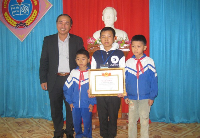 Khen thưởng học sinh dũng cảm cứu 2 em nhỏ Khen thưởng học sinh dũng cảm cứu 2 em nhỏ