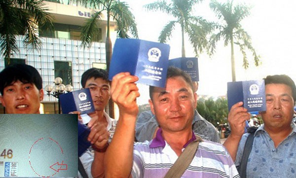Đóng dấu 'Hủy' vào hơn 110 hộ chiếu TQ có in 'đường lưỡi bò' Đoàn khách du lịch Trung Quốc nhập cảnh vào Việt Nam tại cửa khẩu quốc tế Lào Cai chiều 23-11, trong số này có bốn hộ chiếu bị đóng dấu hủy vì có đường lưỡi bò