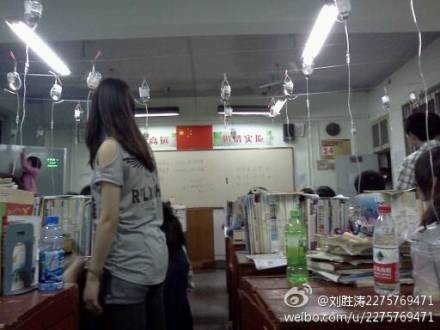 Học kiệt sức được 'truyền đạm' ngay trong lớp Học kiệt sức được 'truyền đạm' ngay trong lớp