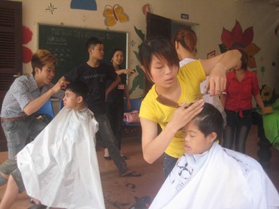 Cắt tóc cho trẻ tật nguyền Cắt tóc cho trẻ tật nguyền