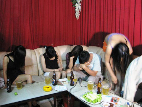 Những show múa thoát y trong quán karaoke Những show múa thoát y trong quán karaoke