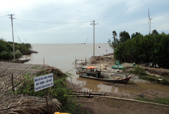Điện gió lơ thơ “Ban chỉ huy công trường Xây dựng-Lắp đặt nhà máy điện gió Bạc Liêu” ở gầm cầu Chiên Túp 1. Ảnh: Sáu Nghệ