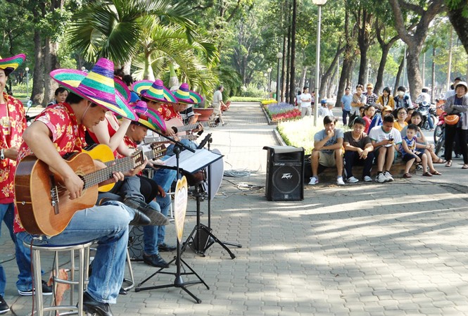 Âm nhạc xuống phố Ban nhạc Babylon say sưa chơi nhạc tại công viên Gia Định. Ảnh: Gia Huy
