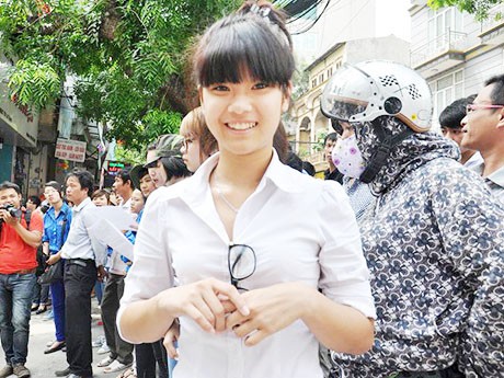Hot girl Chibi Hoàng Yến khoe làm được 8 mặt giấy thi môn Văn Hot girl Chibi Hoàng Yến khoe làm được 8 mặt giấy thi môn Văn