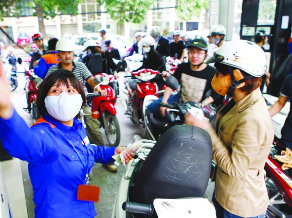 Vì sao xăng tăng nhanh, giảm nhỏ giọt? Người dân đang băn khoăn trước quyết định “tăng nhanh như gió, giảm như rùa” đối với giá xăng dầu Ảnh: Hồng Vĩnh