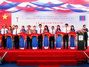 Khánh thành kho xăng dầu có sức chứa 3 triệu m3 Lễ cắt băng khánh thành giai đoạn 1 kho cảng xăng dầu Petec Cái Mép. (Ảnh: Đoàn Mạnh Dương/TTXVN)