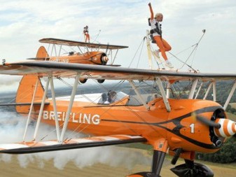 Hai bé gái 9 tuổi lập kỷ lục đi trên cánh máy bay Hai bé gái 9 tuổi lập kỷ lục đi trên cánh máy bay