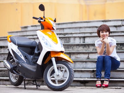 Nữ sinh tươi tắn bên xe máy 50cc Nữ sinh tươi tắn bên xe máy 50cc