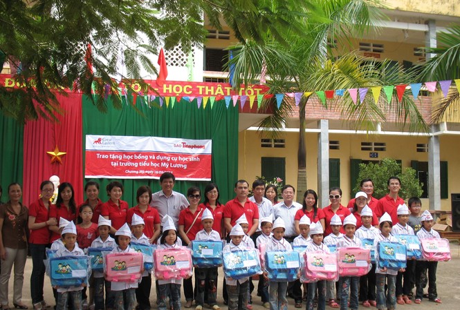 Tặng học bổng và quà cho học sinh nghèo Mỹ Lương Tặng học bổng và quà cho học sinh nghèo Mỹ Lương