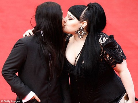 Nữ rocker hôn bạn gái đồng tính ở Cannes Nữ rocker hôn bạn gái đồng tính ở Cannes